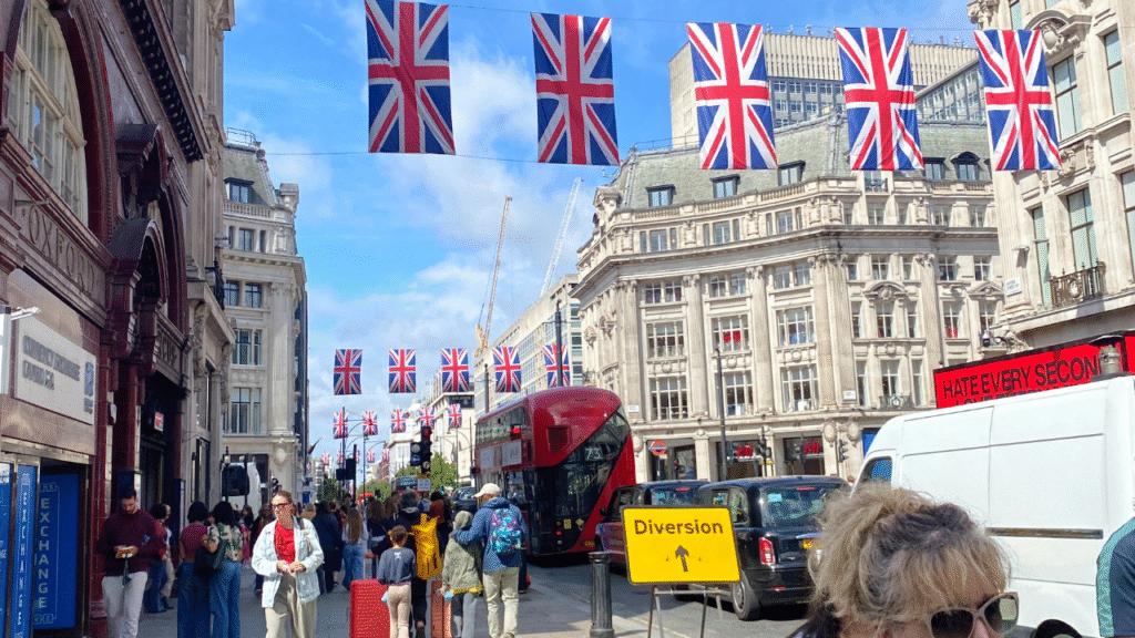 Il Momento "Home": Quando Oxford Circus Ti Adotta Oxford Circus Londra appena uscito dalla metro - momento di appartenenza e riconoscimento città