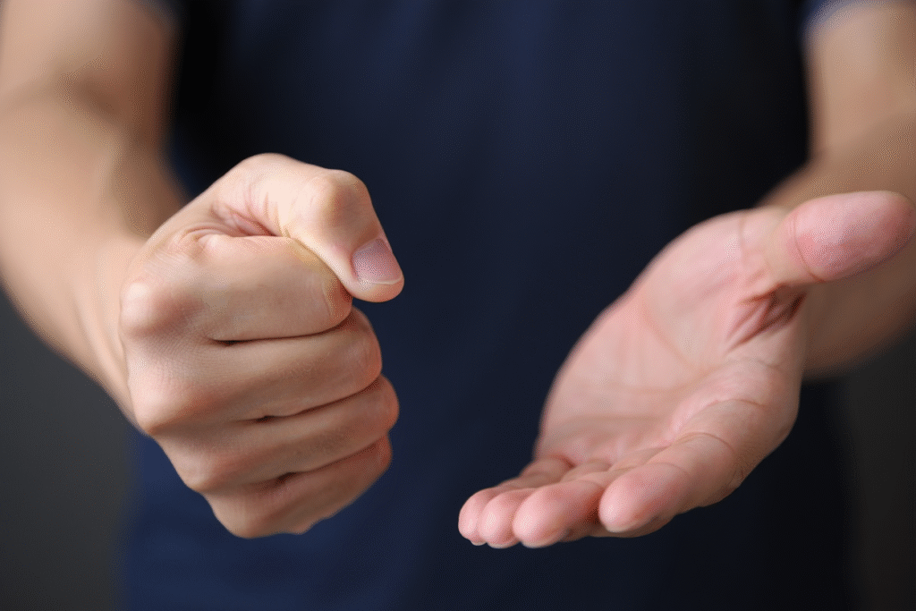 Mani in contrasto: pugno chiuso e mano aperta simboleggiano controllo versus accettazione del dolore