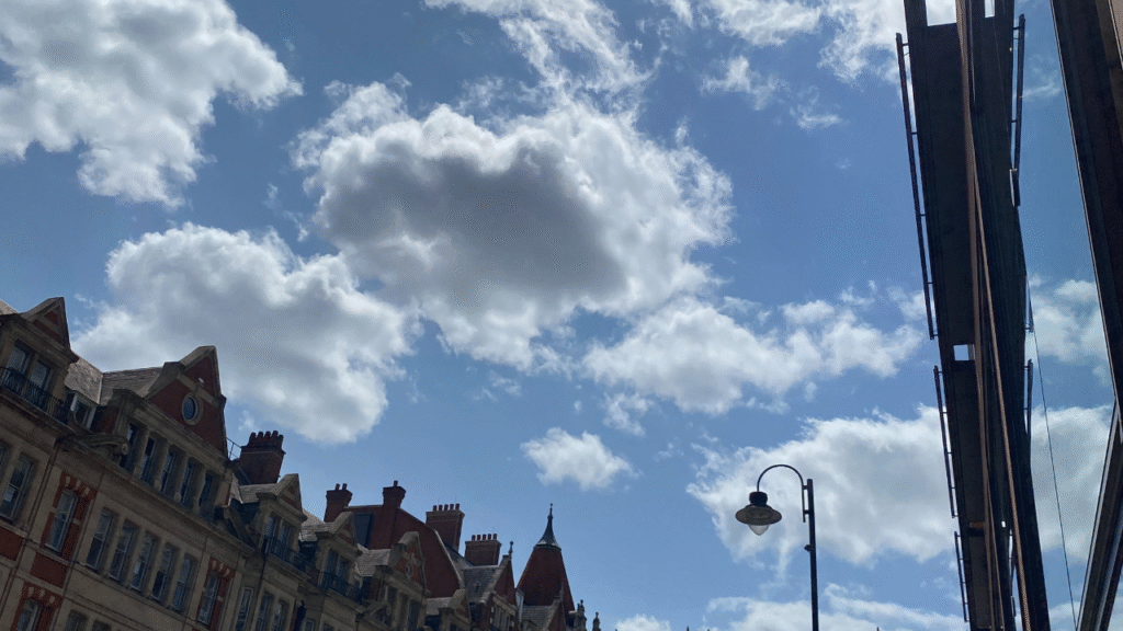"Piove Sempre" (Falso Mito) Cielo sereno con nuvole bianche a Londra riflesse in specchio - sfatare mito piove sempre londra