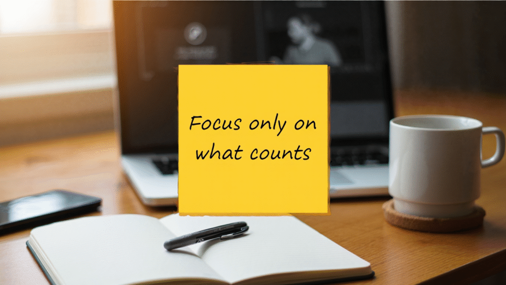Scrivania minimale con post-it 'Focus only on what counts' - semplificazione mentale per concentrazione e performance migliori