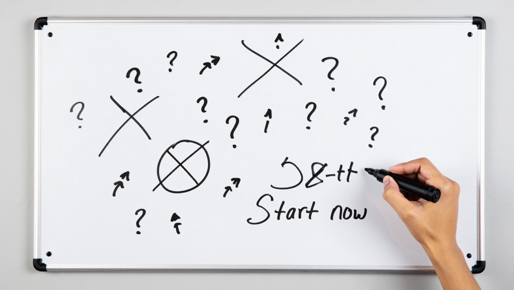 Lavagna con strategie e scritta 'Start now' - l'azione sperimentale batte la riflessione infinita nella costruzione della carriera