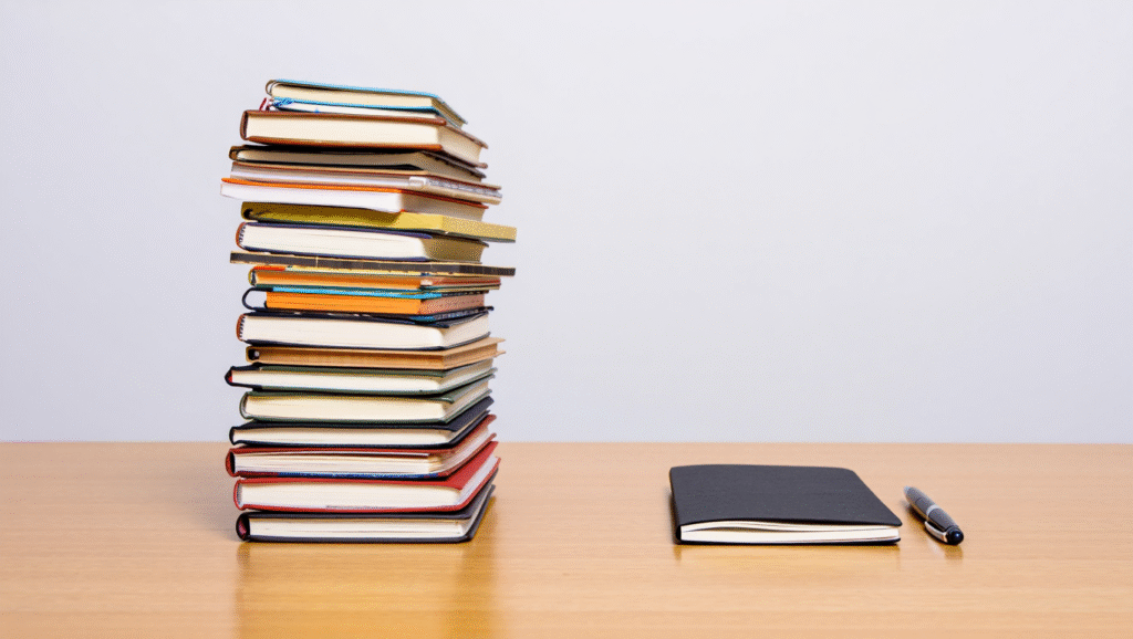 Journaling semplice vs complicato - un quaderno minimalista batte pile di diari per abitudine sostenibile