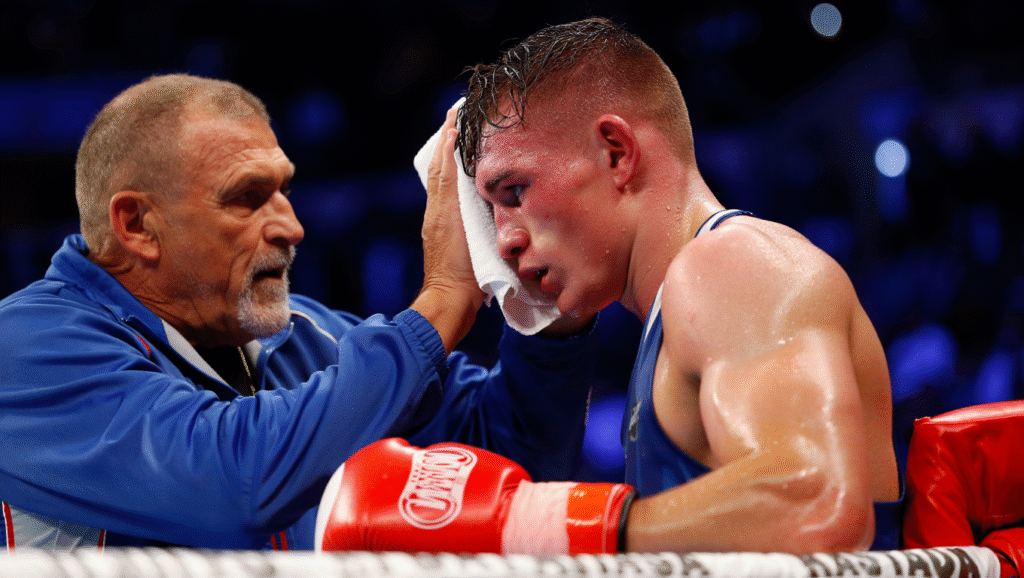 L'angolo del pugile: quando un round non definisce il match Pugile stanco riceve supporto dopo procrastinazione - come ripartire e recuperare produttività giornaliera