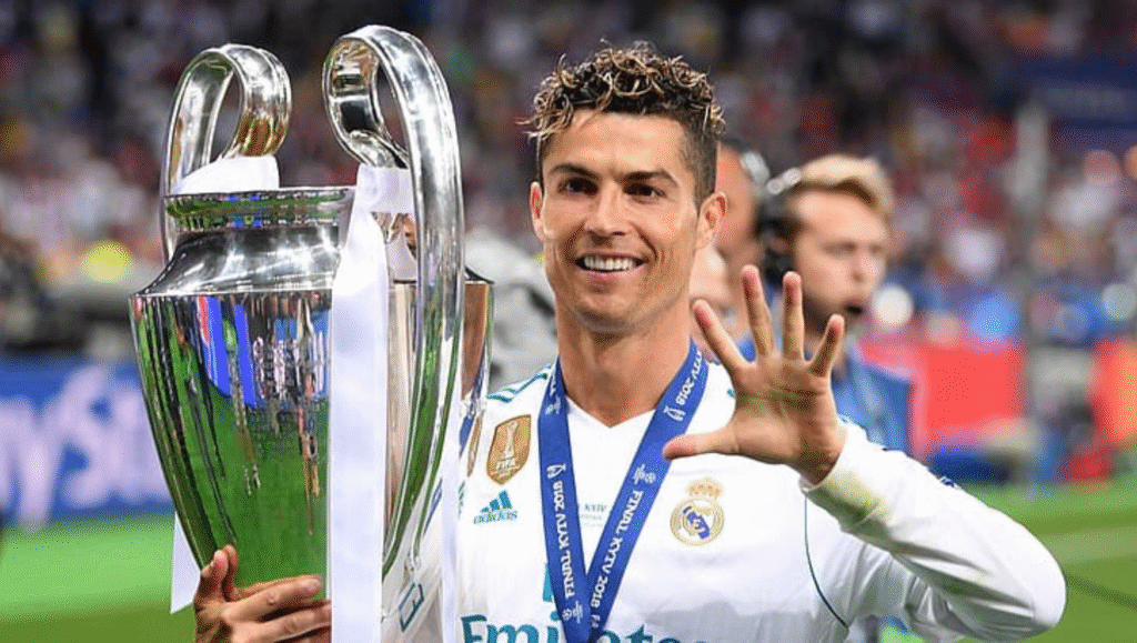Cristiano Ronaldo celebra con la Champions League - mentalità vincente e disciplina del campione Real Madrid