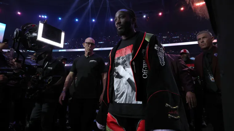 Terence Crawford ingresso drammatico verso ring per sfida Canelo, veste rossa cappuccio, momento storico pugilato Las Vegas