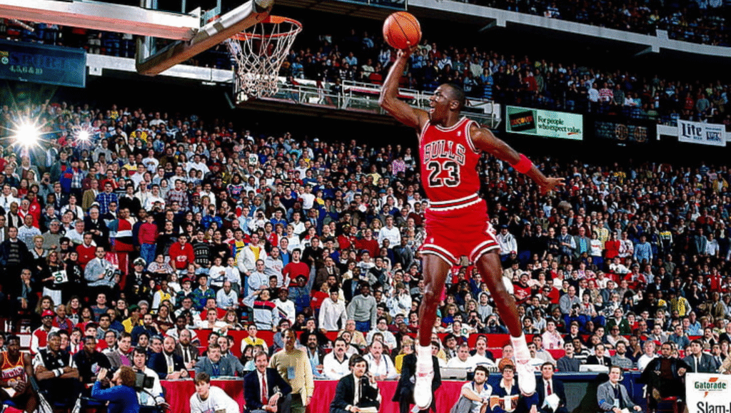 L'Ossessione per Jordan: Quando Copiare Diventa Creatività Michael Jordan schiacciata Bulls 23 arena gremita - ispirazione Kobe Bryant talento vs disciplina leggenda NBA modello