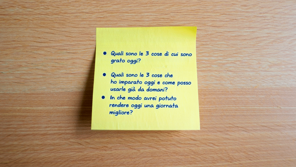 Post-it con le 3 domande essenziali per journaling efficace - gratitudine apprendimento miglioramento