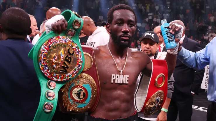 Terence Crawford posa con quattro cinture campione mondiale unificate, primo pugile storia tre categorie peso indiscusse