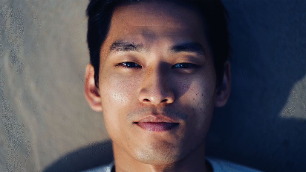 Come trovare la calma interiore ritratto di uomo rilassato in momento di mindfulness e consapevolezza