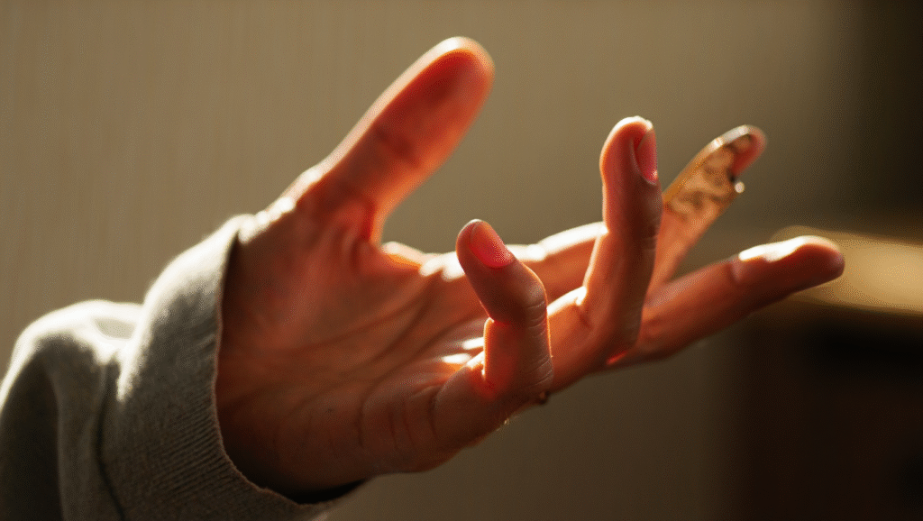 Mano rilassata al sole simboleggia gentilezza e tranquillità interiore - benefici della gentilezza per il benessere emotivo