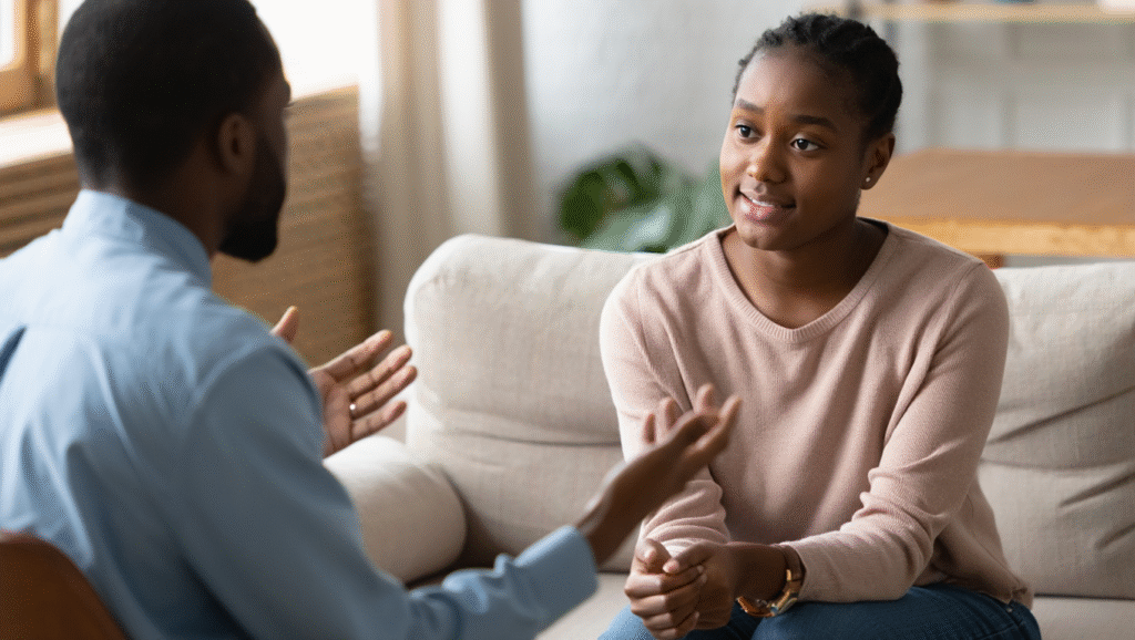 Conversazione empatica tra due persone - intelligenza emotiva e gentilezza nelle relazioni interpersonali