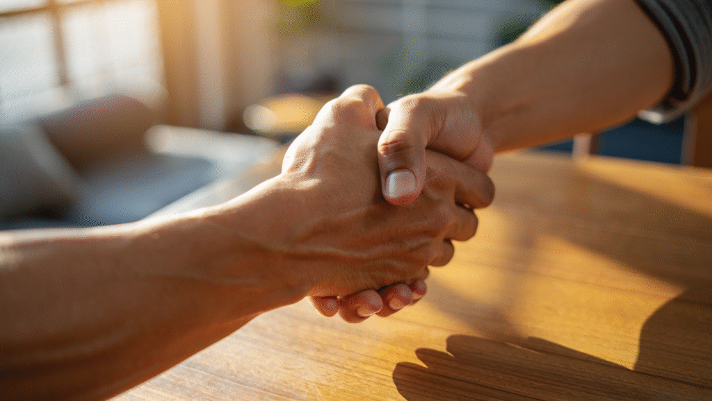 Coltivare le Amicizie Come una Disciplina Stretta di mano simbolo di fiducia reciproca e legame autentico tra amici veri